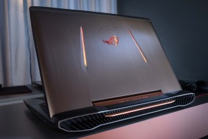 Asus ROG G751 posiada bardzo przyjemnie działającą powierzchnie anty poślizgową, na którą kładzie się nadgarstki