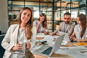 Lenovo ThinkPad P1 Gen 5 to laptop idealny dla profesjonalistów, którzy potrzebują wysokiej jakości narzędzia do pracy